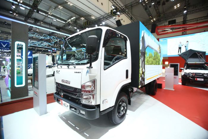 isuzu, Truk Isuzu Elf, GIIAS 2025, Isuzu ELF NMR, Isuzu ELF NMR HD 6.5, Isuzu Pamer ELF NMR dengan Layar LED di GIIAS 2025, Bisa Untuk Mobil Tangki sampai Mobile Billboard