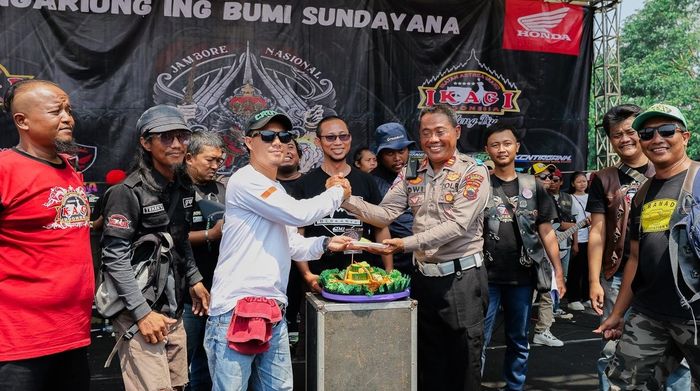 astra motor jateng, jamnas, komunitas honda, honda astrea grand, astrea grand, komunitas motor honda, Yang Tua Masih Dicinta, Ribuan Honda Astrea Grand Padati GOR Sasana Adhi Karsa Brebes di Jamnas Ke-15 IKAGI