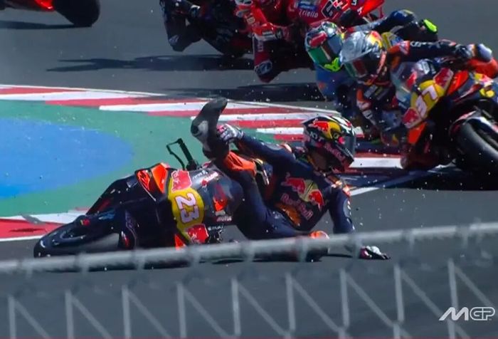 MotoGP, tabrakan, motogp hungaria, Enea Bastianini, Bastianini, Cerita Horror Bastianini Siapkan Diri Tertabrak di MotoGP Hungaria