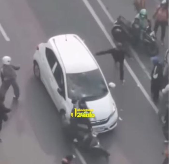 honda brio, isuzu panther, Hyundai Palisade, demo 25 Agustus 2025, Demo DPR, Tiga Aksi Brutal Demo DPR, Brio, Palisade Pelat ZZH dan Panther Pelat Merah Hancur Diamuk Massa