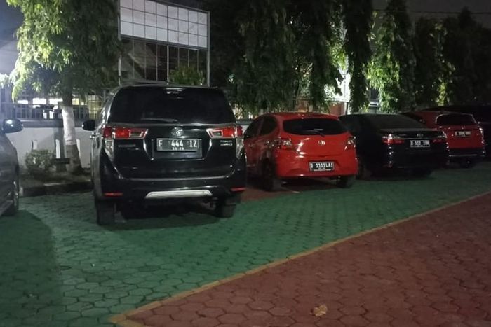 honda brio, toyota fortuner, toyota alphard, Korupsi Anggota DPR, Korupsi CSR BI dan OJK, Korupsi Anggota DPR Satori, Korupsi DPR Heru Gunawan, KPK Bredel Korupsi Anggota DPR RI Satori, 15 Unit Mobil Mulai Brio, Fortuner Sampai Alphard Diangkut