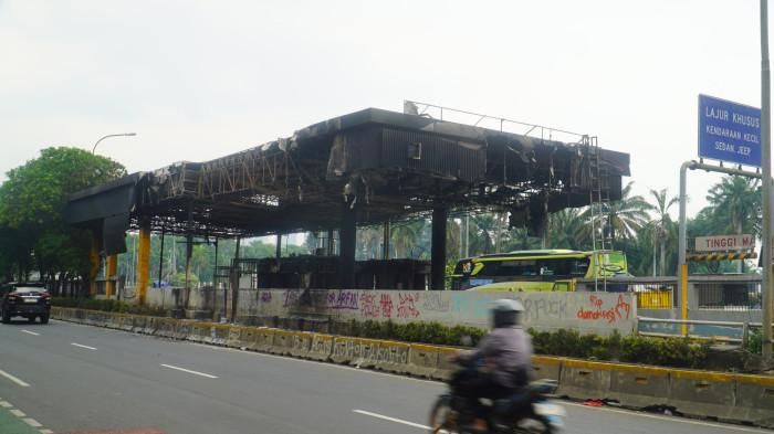 Gerbang Tol Dibakar, Kerusuhan Demo DPR, Gerbang Tol Pejompongan, Pembakaran Gerbang Tol, Kondisi Gerbang Tol Penjompongan Memprihatinkan, Sementara Waktu Ditutup Total