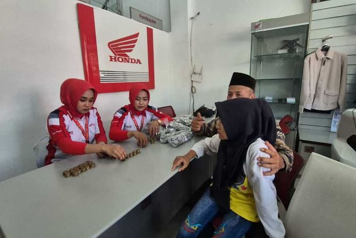motor matic, uang koin, Beli Motor Pakai Uang Koin, Delaer Motor Honda, Dealer Honda Ponorogo, Dealer Motor Honda di Ponorogo Heboh, Kedatangan Bapak-bapak Pikul Empat Karung Uang Koin Minta Ditukar Ini