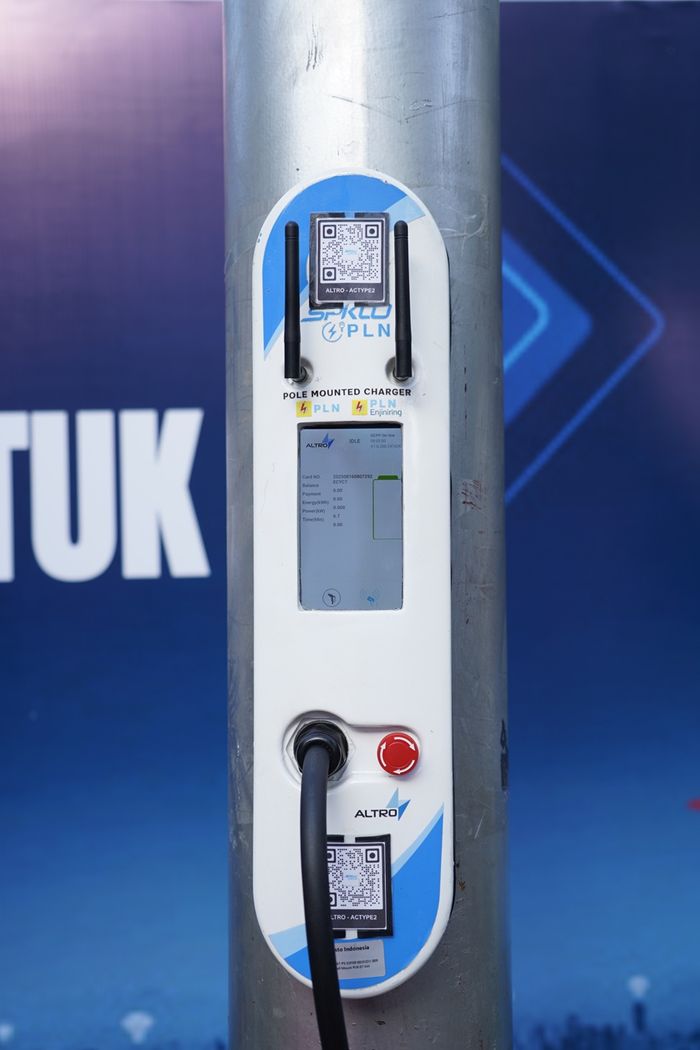 charger, mobil listrik, kendaraan listrik, SPKLU, Contek Eropa, Sekarang Tiang Listrik di Indonesia Sudah Bisa Buat Charge Mobil Listrik