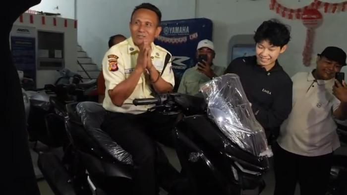 yamaha nmax, honda vario 150, Demo DPRD Cirebon, Satpam DPRD Cirebon, Motor Dibakar Pendemo, Vario 150 Satpam DPRD Cirebon Dibakar Perusuh Demo, Kontan Diganti NMAX Baru Oleh YouTuber Terkenal