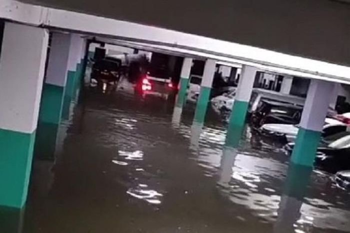 banjir, Mobil terendam banjir, banjir Bali, Banjir Bandang Bali, Gelombang Ekuatorial Rosby, Pray For Bali, Banjir Bandang Renggut Nyawa dan Luluh Lantakan Bangunan Sampai Puluhan Mobil