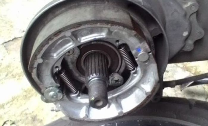 rem macet, rem teromol, rem keras, rem motor matic, Rem Teromol Motor Matic Keras dan Tidak Mau Balik? Obatnya Simpel