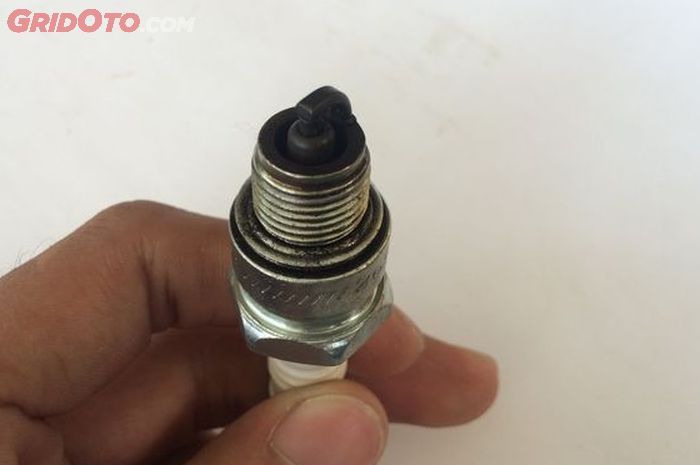 mobil, busi, busi mobil, busi iridium, ganti busi, Kapan Waktu yang Tepat Ganti Busi Mobil? Kenali Tanda-tanda Ini