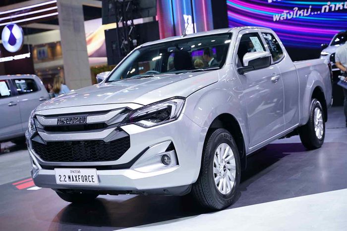 mobil baru, isuzu d-max, mesin baru, isuzu, Isuzu D-MAX EV, Pilih Isuzu D-MAX Mesin Baru Atau Listrik? Ini Perbandingan Tenaganya