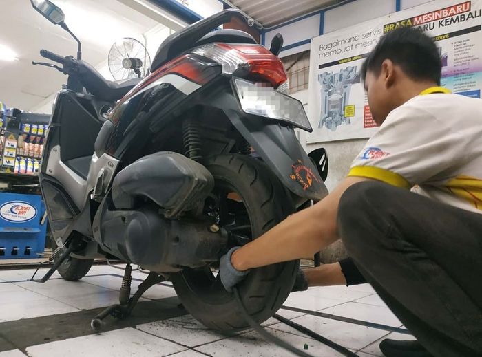 motor matic, pelek motor, pelek motor matic, cara agar pelek motor matic tidak mudah peyang, Begini Caranya Agar Pelek Motor Matic Tidak Peyang Saat Menghajar Lubang
