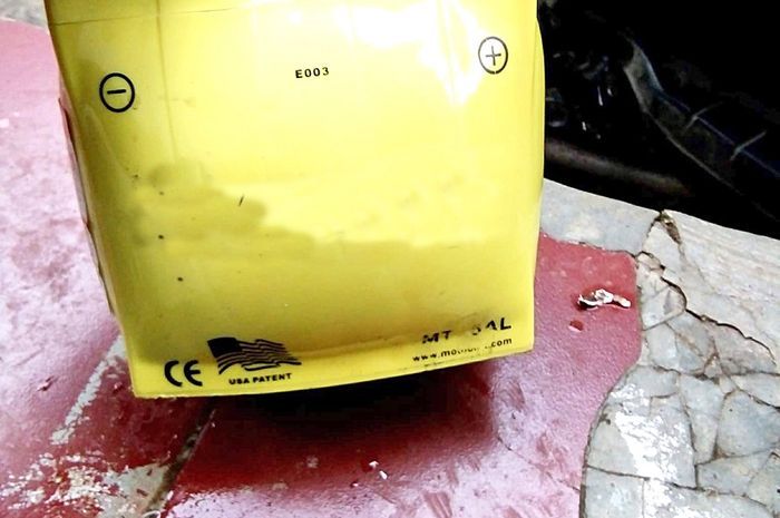 aki motor, motor bekas, aki basah, dampak air aki kepenuhan, risiko air aki kepenuhan, kenapa  air aki gak boleh kepenuhan, Ini Sebabnya Mengisi Air Aki di Motor Nggak Boleh Terlalu Penuh