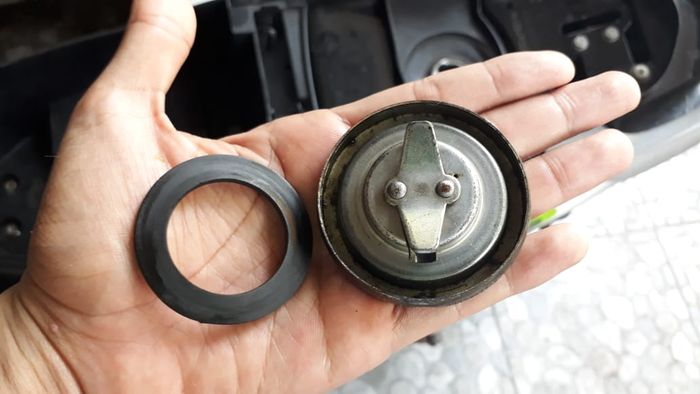 tangki motor, tutup tangki bensin, motor bekas, tangki bensin, karet tutup tangki, Hati-hati, Lupa Cek Karet Tutup Tangki Bensin Bisa Sebabkan Hal Ini