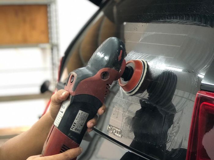 kaca mobil, mobil bekas, membersihkan kaca, membersihkan kaca mobil, cara yang benar membersihkan kaca, cara yang benar membersihkan kaca mobil, cara ampuh bersihkan kaca mobil, Inilah Jenis Cairan Yang Harus Dihindari Saat  Merawat Kaca Mobil Bekas