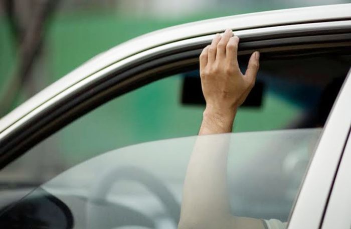 kaca mobil, mobil bekas, penyebab jangan buka kaca saat naik mobil, kenapa naik mobil tidak boleh buka kaca, bahaya buka kaca saat naik mobil, Ini Sebabnya Jangan Pernah Buka Kaca Saat Berkendara Naik Mobil
