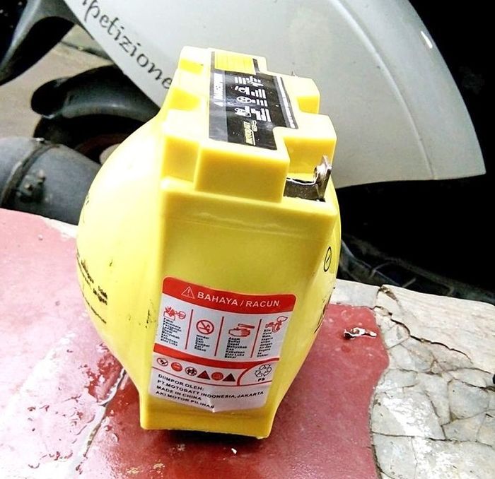 aki motor, motor bekas, Aki kembung, penyebab aki kembung, penyebab aki  motor kembung, aki motor kembung, Overcharge, Penyebab Utama Aki Motor Kembung dan Cara Mengatasinya