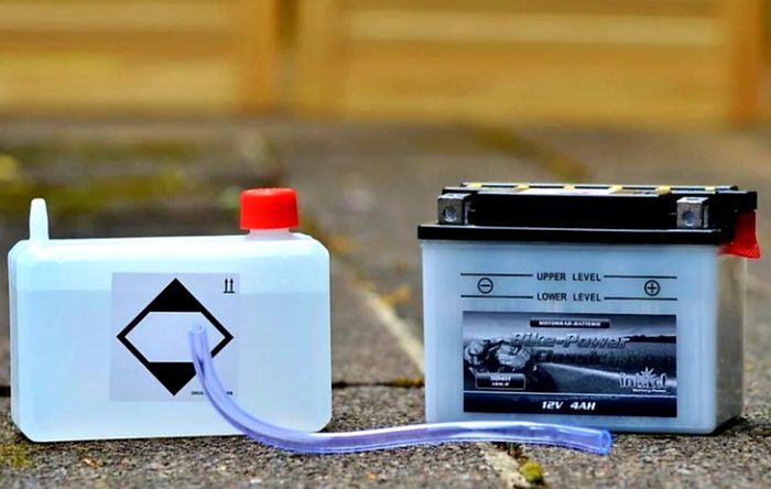 aki motor, motor bekas, Aki kembung, penyebab aki kembung, penyebab aki  motor kembung, aki motor kembung, Overcharge, Penyebab Utama Aki Motor Kembung dan Cara Mengatasinya