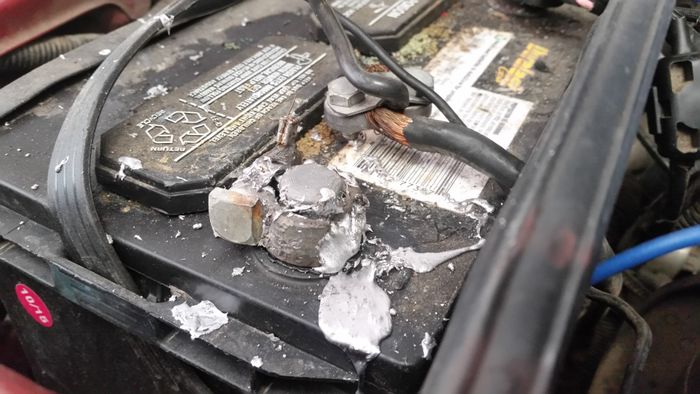 mobil bekas, aki mobil, kepala aki, baut kepala aki, kepala aki mobil, penyebab baut kepala aki gak boleh terlalu kencang, penyebab baut kepala aki gak boleh kendor, baut kepala aki gak boleh terlalu kencang, baut kepala aki gak boleh kendor, Ini Sebabnya Baut Kepala Aki Gak Boleh Terlalu Kencang dan Gak Boleh Longgar