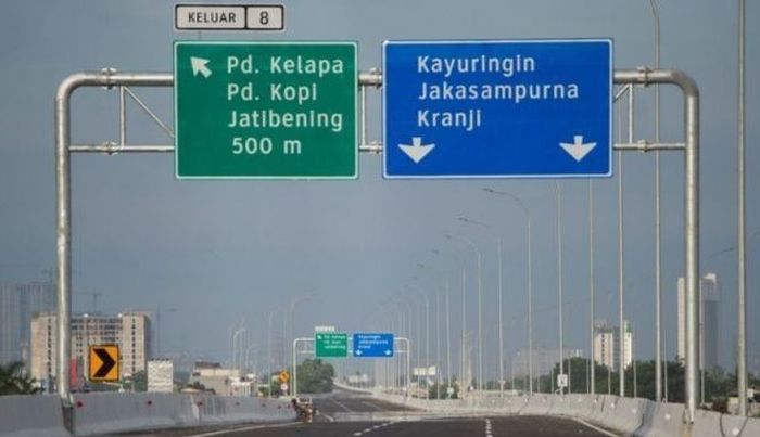 jalan tol, papan penunjuk, papan penunjuk jalan tol, Sedikit yang Paham, Ini Bedanya Papan Penunjuk Tol Warna Hijau dan Biru