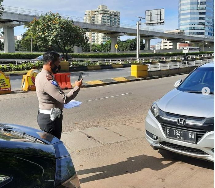pelat nomor, tilang, tilang elektronik, Pelat Nomor Kembar, Pelat Nomor Dipalsukan, Jangan Diam Saja, Ambil Tindakan Ini Jika Pelat Nomor Kalian Dipalsukan Kendaraan Lain