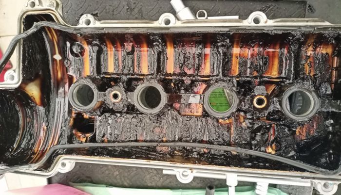 oli mesin, menyusut, dipstick, pelumasan, Oli Mesin Mobil Menyusut Bikin Panik, Ini Salah Satu Penyebabnya