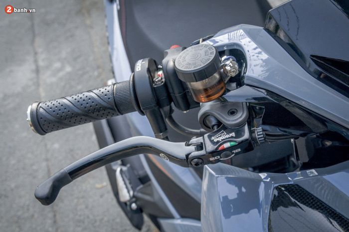 rem motor, rem depan, cara mengerem motor, Mengerem motor saat melaju di kecepatan rendah, Begini Rahasia Ahli Ngerem Motor Keras Tapi Roda Tidak Tergelincir