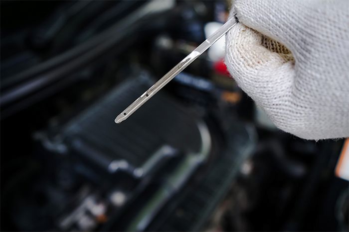 mesin mobil, mobil bekas, Dipstick Oli, cara pakai dipstick﻿﻿ oli, cara pakai dipstick﻿﻿ oli yang benar, Dipstick Oli mesin, Ini Cara Yang Benar Pakai Dipstick Oli Mobil, Banyak Yang Masih Keliru
