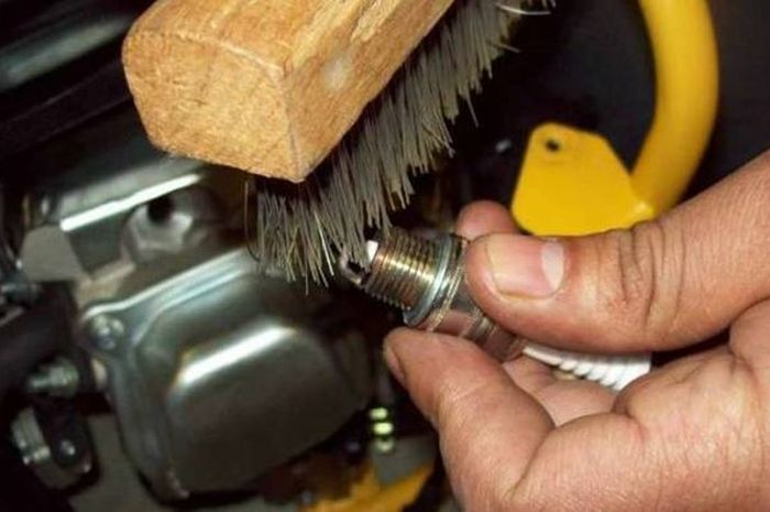 busi, motor bekas, busi motor, busi iridium, cara merawat busi, penyebab merawat busi iridum tidak boleh ngasal, kenapa merawat busi iridum tidak boleh ngasal, merawat busi iridum tidak boleh ngasal, cara merawat busi iridium, Ini Sebabnya Merawat Busi Iridium Tidak Boleh Asal-asalan, Yang Mau Awet Simak