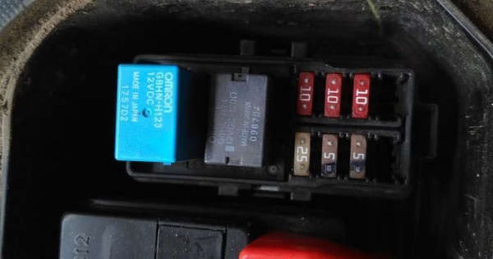 mobil, lampu sein, lampu, sein, relay, Lampu Sein Mobil Kedip Terlalu Cepat? Begini Cara Mengecek Masalahnya