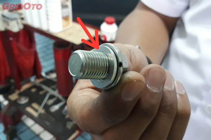 ganti oli, oli mesin, rembes, gasket, baut pembuangan oli, Sepele, Alasan Gasket Baut Pembuangan Oli Mesin Wajib Ganti Baru