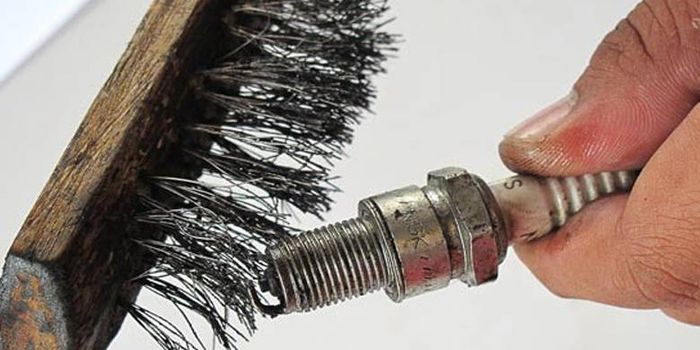 bahan bakar, irit, membersihkan, pembakaran, busi, sikat kawat, ampelas, Membersihkan Busi Mobil yang Benar, Jangan Pernah Pakai Alat Ini