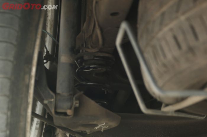 Bantingan Suspensi Mobil Bekas Terlalu Empuk? Inilah Penyebabnya