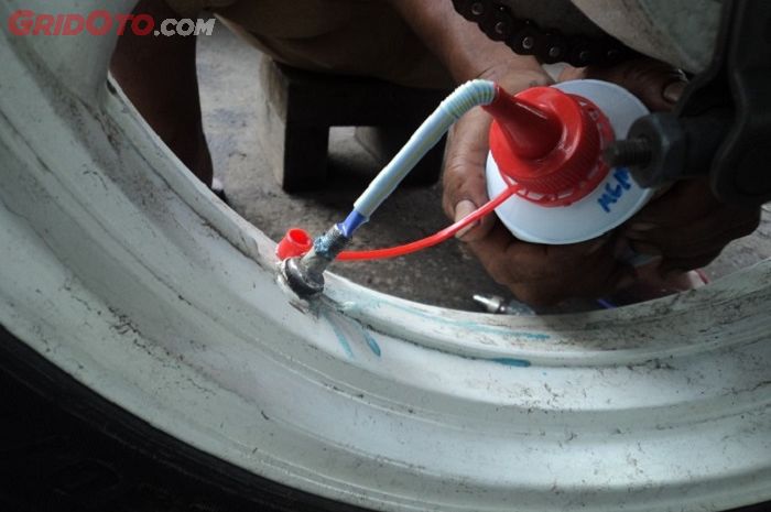 Selain Menyumbat, Ini Dampak Lain Penggunaan Cairan Ban Anti Bocor di Motor