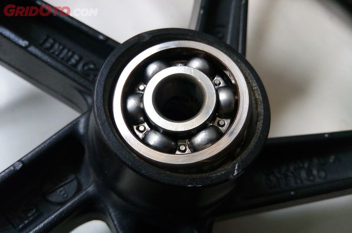 Enggak Perlu ke Bengkel, Segampang Ini Deteksi Bearing Roda Motor Aus