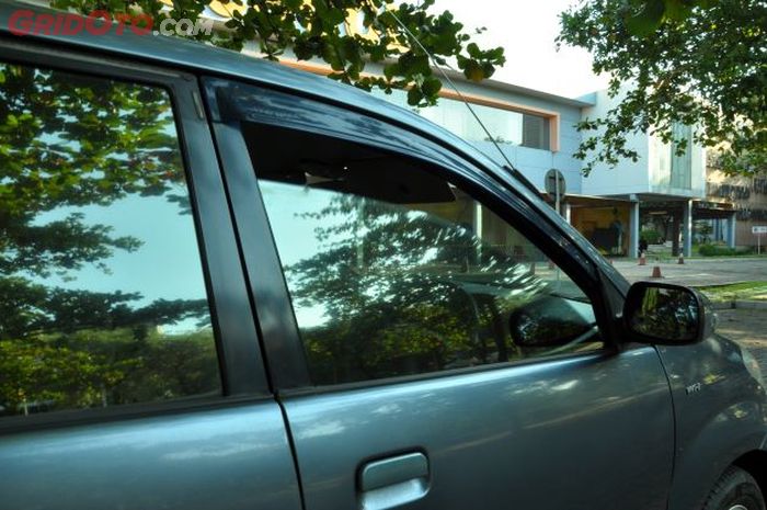 Ini Penyebab dan Solusi Power Window Mobil Bisa Seret Saat Dibuka