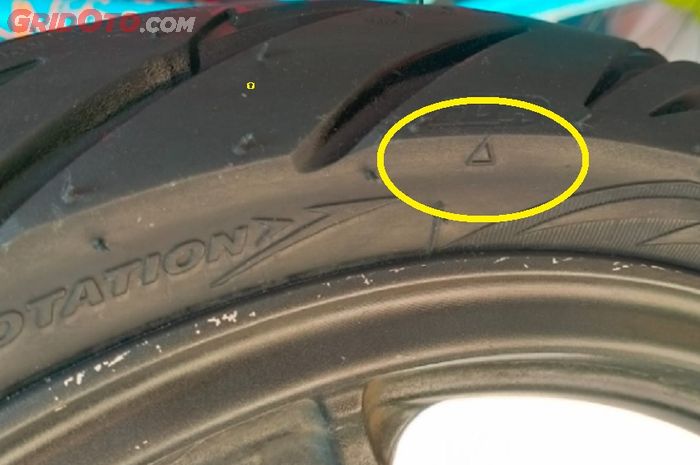 Bukan Sekedar Tanda, Segi Tiga Kecil di Ban Motor Punya Fungsi Penting