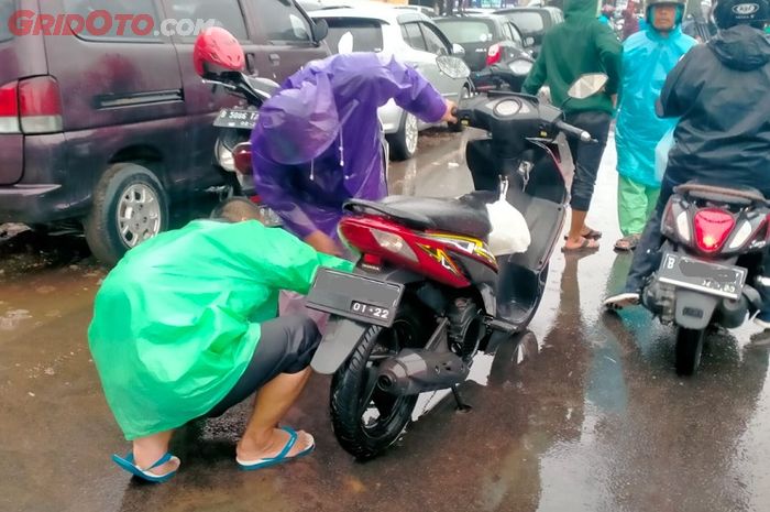 Perlu Tahu, Penanganan Motor Mogok Terobos dan Tergenang Banjir Berbeda
