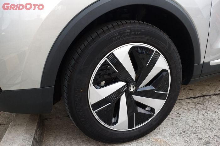 Cara Bersihkan Pelek Mobil kotor Pakai Cairan Pembersih Wheel Cleaner