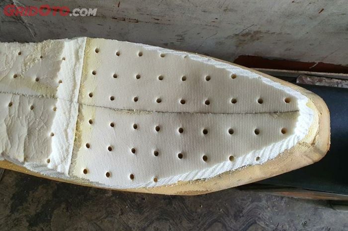 Baru Tahu, Pasang Busa Latex Asal Tempel Malah Bikin Jok Motor Keras
