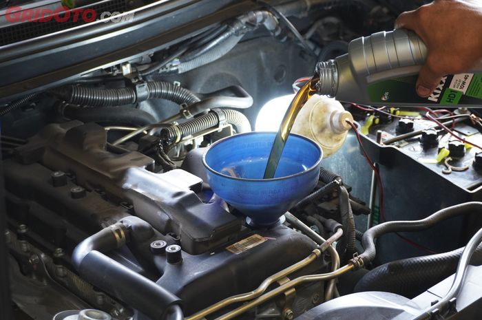 Sebelum Menyesal, Kenali Dampak Ganti Oli Mesin Mobil Saat Mesin Lagi Panas