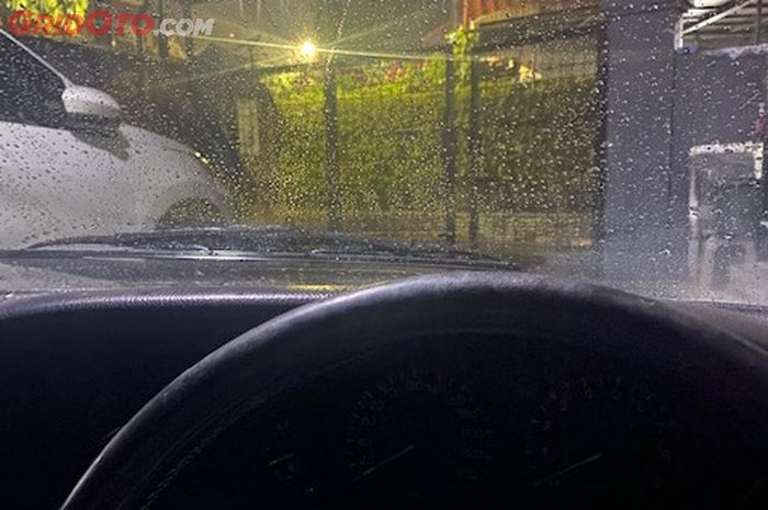 Bercak Air di Kaca Mobil Susah Hilang? Ini Solusi dari Bengkel