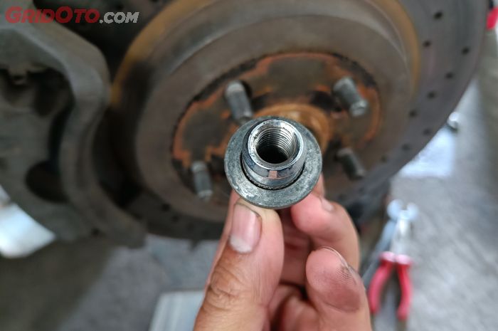 Cara Mencegah Mur Roda Mobil Berkarat Dengan Cairan Penetran, Simak Triknya