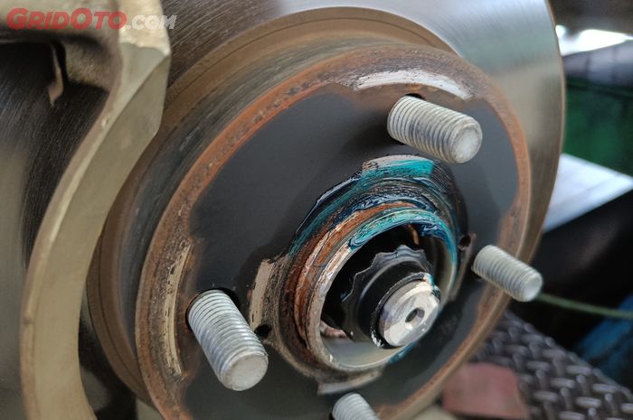Tanpa ke Bengkel Kalian Bisa Tahu Kondisi Bearing Roda Mobil, Begini Triknya