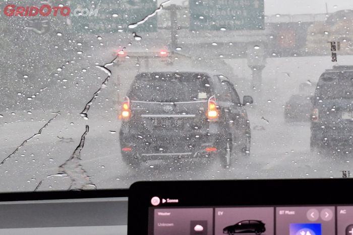 Kemarau Basah Datang, Jangan Salah Gunakan Lampu Hazard Saat Hujan