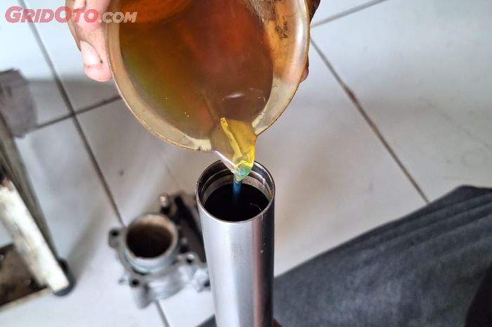 Cuma Pakai Oli Ini Bantingan Sokbreker Depan Motor Dijamin Empuk