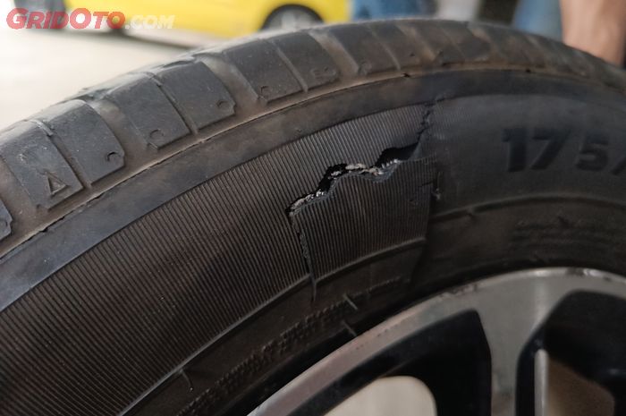 Ini Sebabnya Ban Mobil Bocor Samping Sudah Tidak Bisa Dipakai Lagi