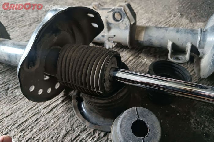 Hindari Karet Boot Sokbreker Sobek, Masalah Gak Murah Ini Bisa Muncul