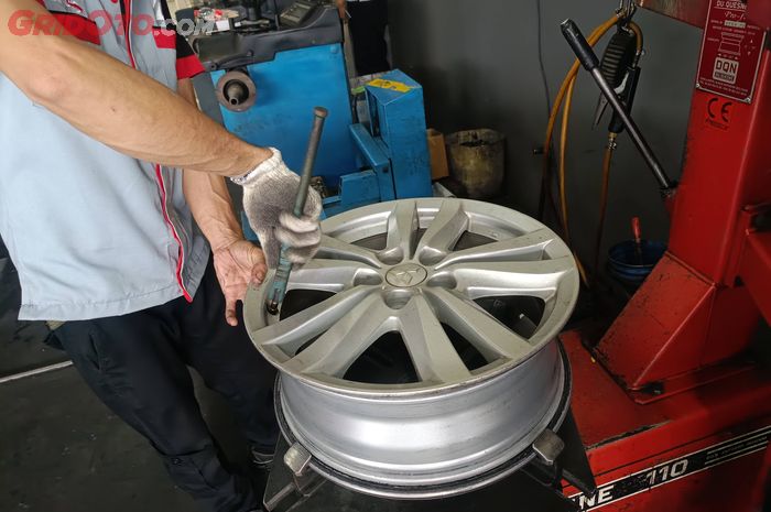 Pentil Ban Mobil Diganti Tiap Ganti Ban Baru, Ini Dia Jawabannya