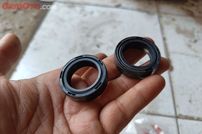 Ini Sebabnya Sil Sokbreker Motor Bocor Bisa Bikin Bahaya, Rem Bisa Blong