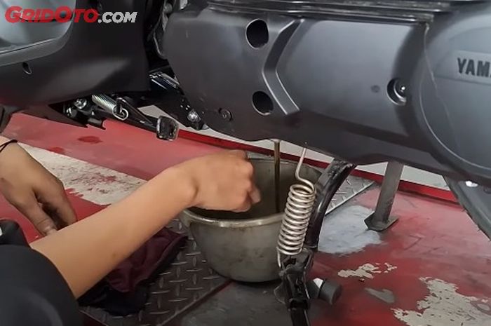 Ternyata Ganti Oli Mesin Motor Bekas Jangan Saat Panas, Ini Alasannya