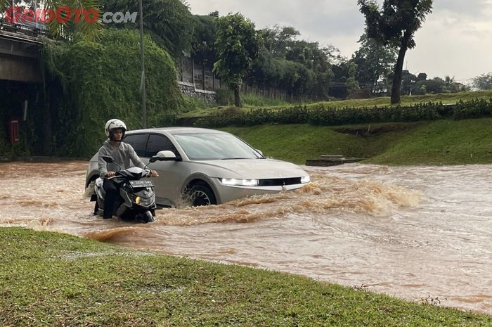 Jangan Nekat Terobos Banjir, Tiga Komponen di Mobil Ini Bisa Berkarat